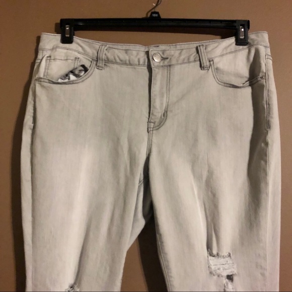 Lane Bryant Distressed Light Wash Capri Jean 20 - Picture 2 of 7